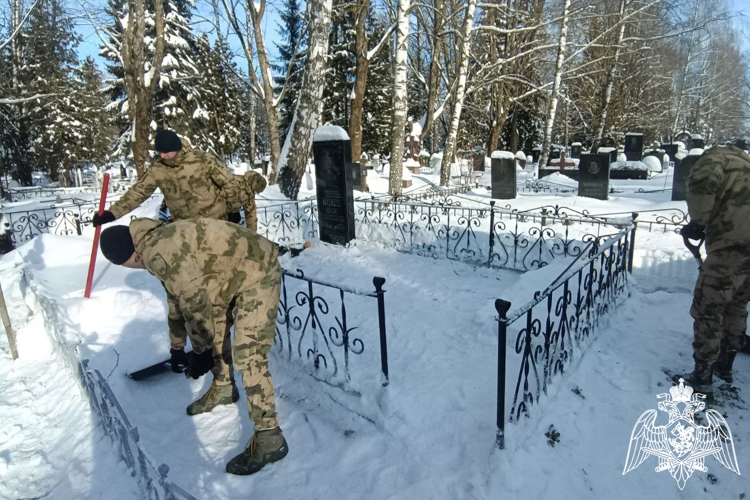 Сотрудники ОМОН «Легион» провели уборку в местах захоронения боевых товарищей