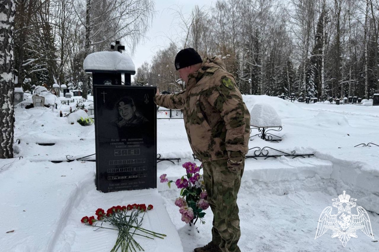 Росгвардейцы почтили память погибшего сослуживца