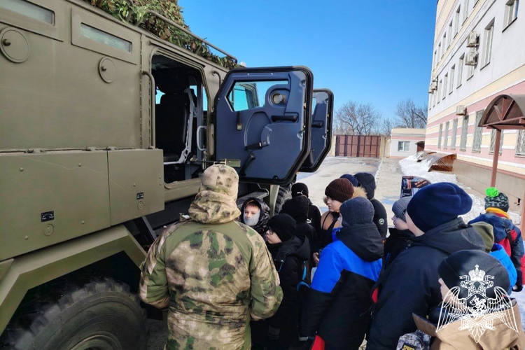 Сотрудники ОМОН «Легион» провели акцию «Неделя мужества» для липецких школьников