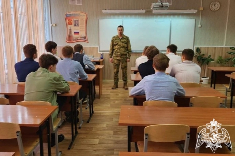Урок мужества для школьников из г. Усмани провели росгвардейцы