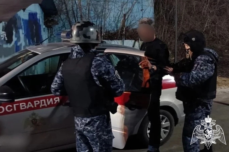 В Липецке росгвардейцы задержали мужчину с топором в руках