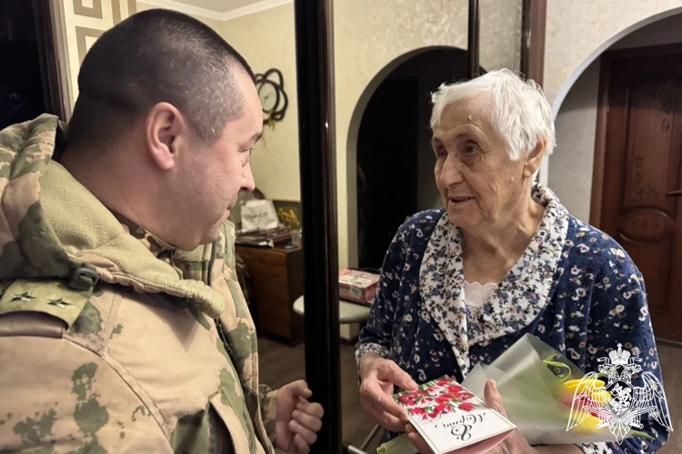 Сотрудники ОМОН «Легион» поздравили с весенним праздником матерей и вдов погибших товарищей