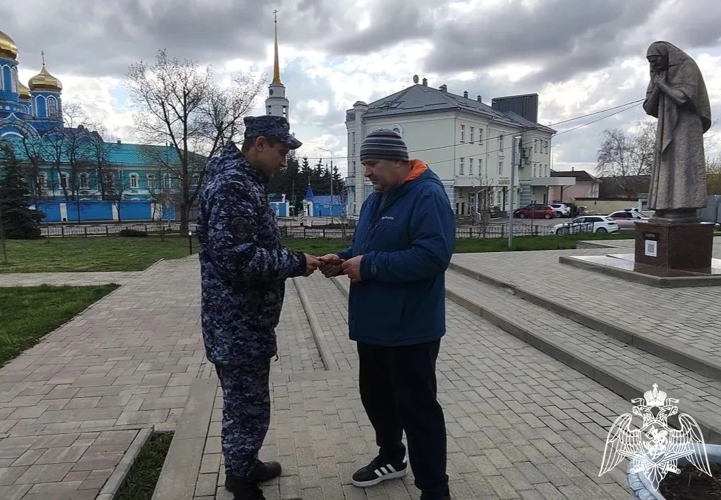В Липецкой области росгвардейцы вручают гражданам георгиевские ленточки