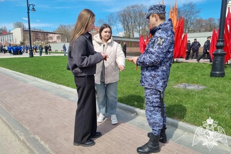 В Липецке росгвардейцы раздавали георгиевские ленточки