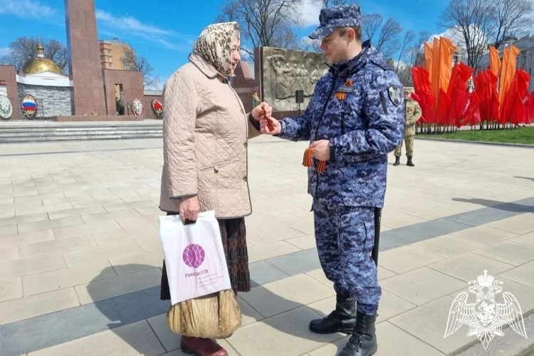 В Липецке росгвардейцы раздавали георгиевские ленточки