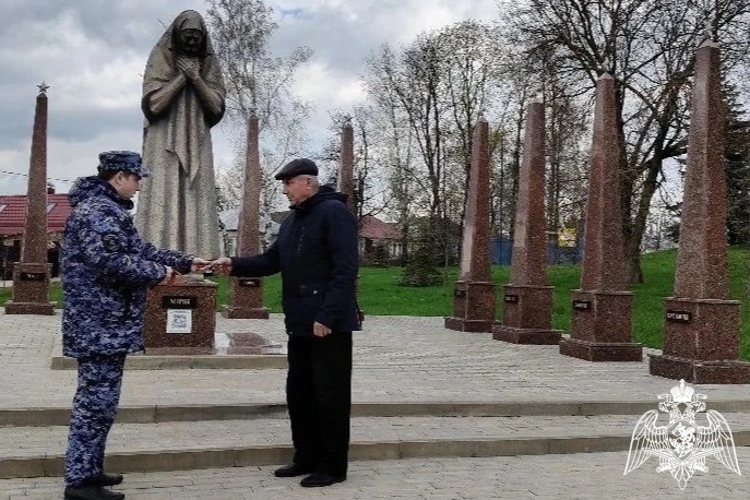 В Липецкой области росгвардейцы вручают гражданам георгиевские ленточки 
