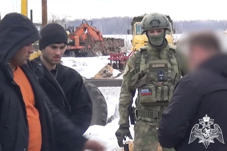 В Липецкой области Росгвардия оказала силовое сопровождение правоохранителям при проведении рейда по соблюдению миграционного законодательства