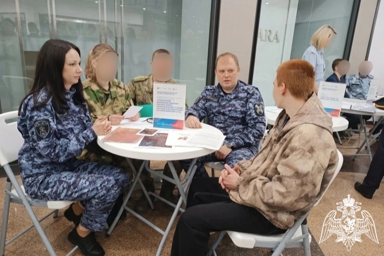 Росгвардия приняла участие во Всероссийской ярмарке трудоустройства в Липецке
