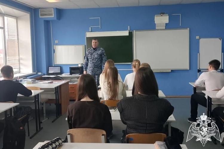В Липецке росгвардейцы провели урок для школьников, посвященный Дню воинской славы России