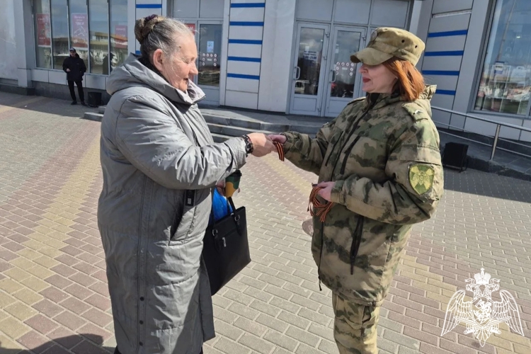 В Липецке росгвардейцы раздавали георгиевские ленточки
