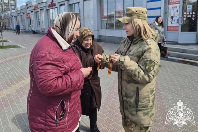 В Липецке росгвардейцы раздавали георгиевские ленточки