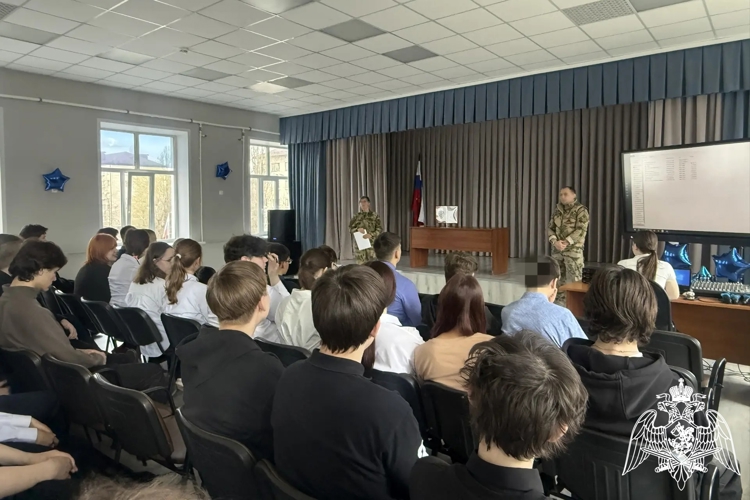 Росгвардейцы провели «Урок мужества» для липецких школьников 