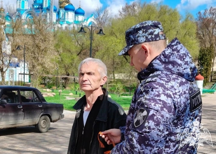В Липецкой области росгвардейцы вручают гражданам георгиевские ленточки 