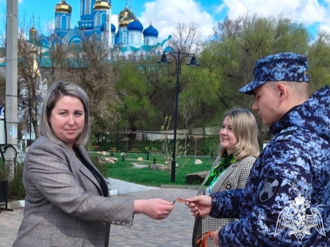 В Липецкой области росгвардейцы вручают гражданам георгиевские ленточки 