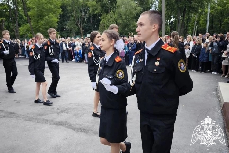 В Липецке росгвардейцы стали почетными гостями на Последнем звонке в Кадетской школе имени майора милиции Алексея Коврижных