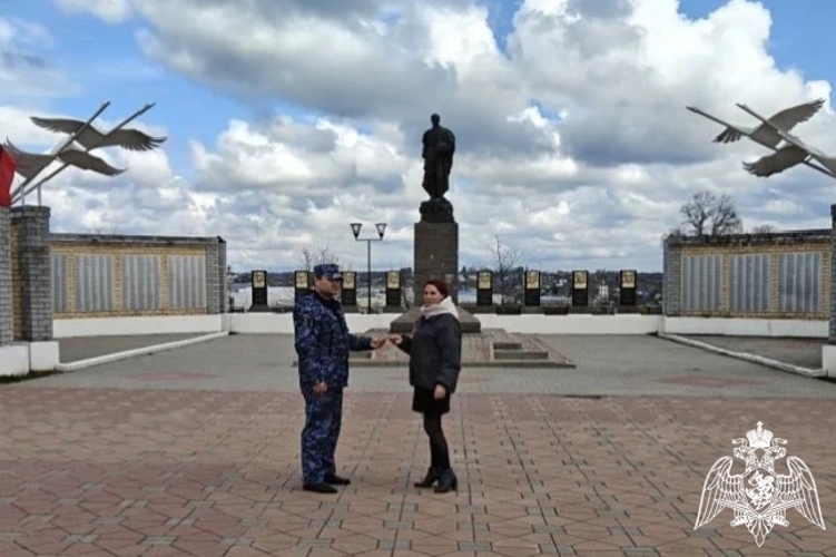 В Липецкой области росгвардейцы вручили жителям региона георгиевские ленточки
