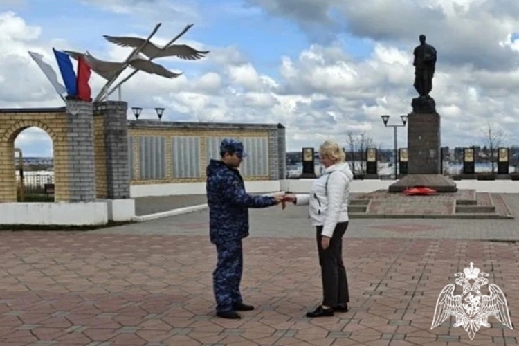 В Липецкой области росгвардейцы вручили жителям региона георгиевские ленточки
