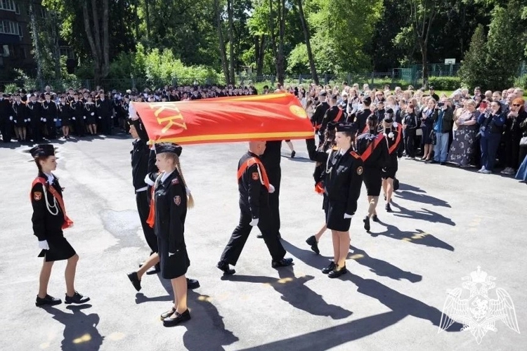 В Липецке росгвардейцы стали почетными гостями на Последнем звонке в Кадетской школе имени майора милиции Алексея Коврижных