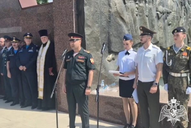 В Липецке росгвардейцы стали почетными гостями на церемонии прощания выпускников кадетского класса со знаменем