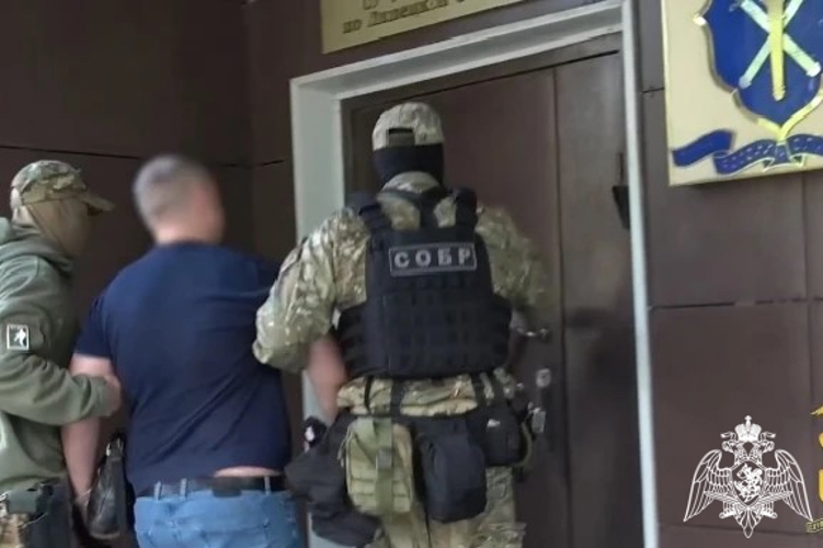 В Липецке при силовой поддержке Росгвардии задержан подозреваемый в совершении махинаций на 103 млн рублей при исполнении контрактов