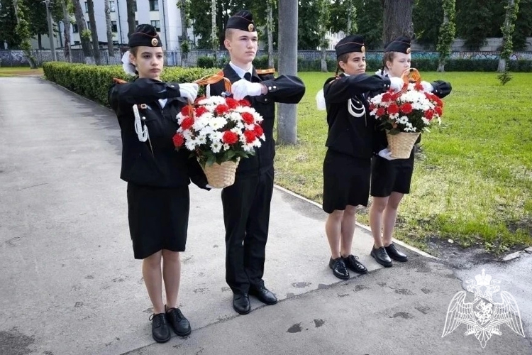 В Липецке росгвардейцы стали почетными гостями на Последнем звонке в Кадетской школе имени майора милиции Алексея Коврижных