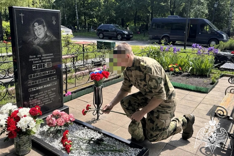 В Липецке сотрудники ОМОН «Легион» почтили память погибших при исполнении служебного долга сослуживцев
