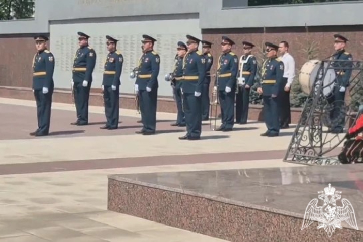  В Липецке росгвардейцы стали почетными гостями на церемонии прощания выпускников кадетского класса со знаменем