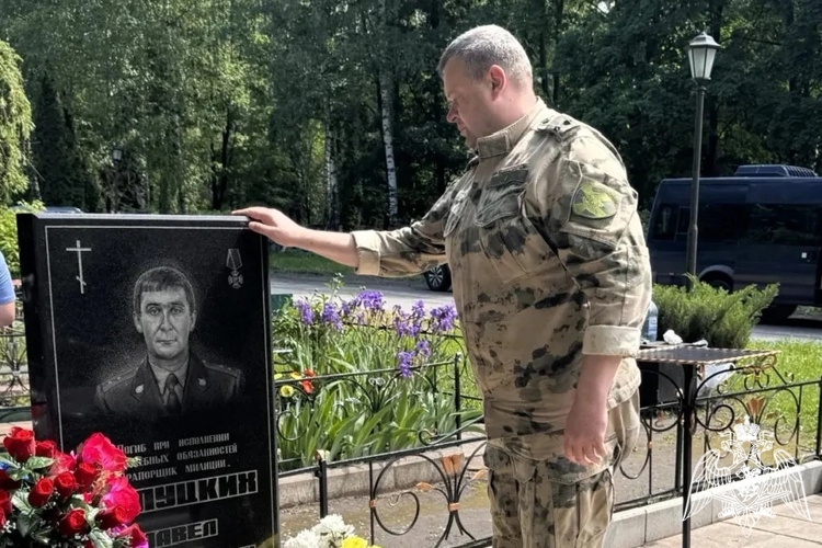 В Липецке сотрудники ОМОН «Легион» почтили память погибших при исполнении служебного долга сослуживцев