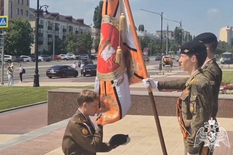  В Липецке росгвардейцы стали почетными гостями на церемонии прощания выпускников кадетского класса со знаменем