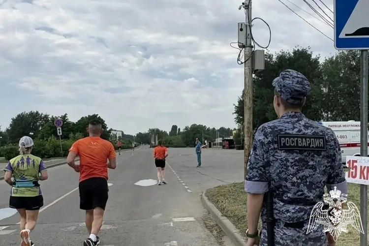 В Липецке росгвардейцы обеспечили охрану общественного порядка и безопасность проведения всероссийского полумарафона