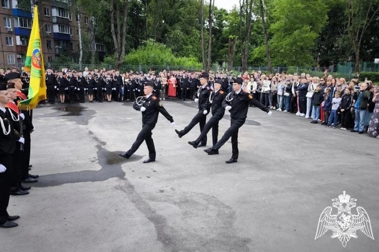 В Липецке росгвардейцы стали почетными гостями на Последнем звонке в Кадетской школе имени майора милиции Алексея Коврижных