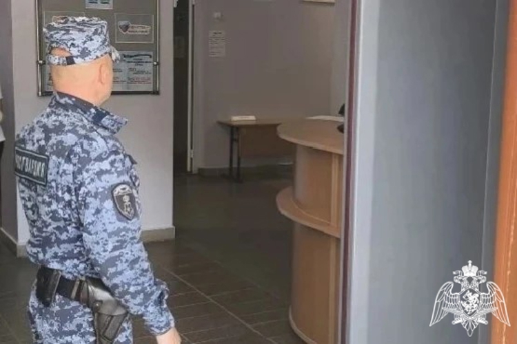 В Липецке росгвардейцы обеспечивают общественный порядок и безопасность школьников при проведении экзаменов
