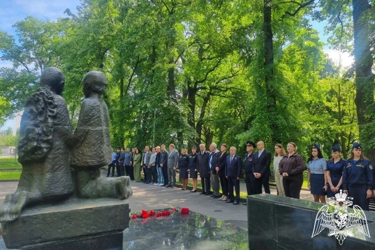 В Липецке росгвардейцы приняли участие в памятной акции, посвященной Международному дню защиты детей