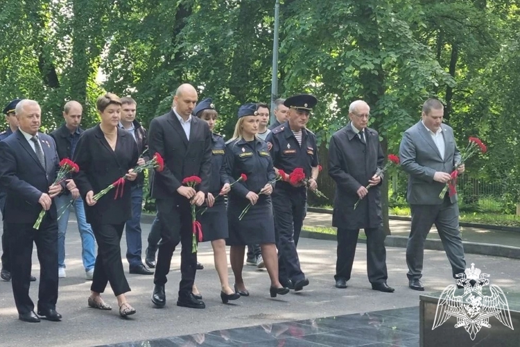 В Липецке росгвардейцы приняли участие в памятной акции, посвященной Международному дню защиты детей
