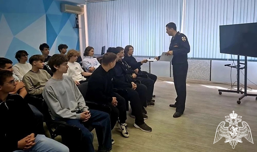 Сотрудники Росгвардии провели профориентационную встречу со студентами Липецкого государственного технического университета