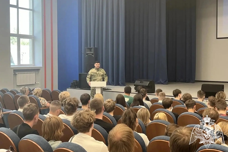 В Липецке росгвардеец рассказал выпусникам Липецкого металлургического колледжа о ведомстве и службе в Росгвардии 