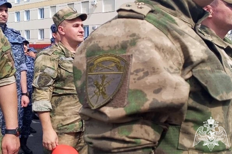 В Липецке росгвардейцы в День России выстроили триколор из воздушных шаров