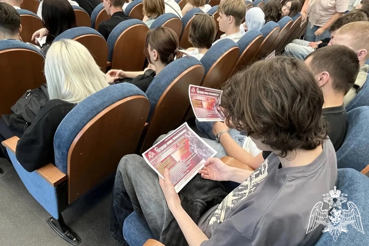 В Липецке росгвардеец рассказал выпусникам Липецкого металлургического колледжа о ведомстве и службе в Росгвардии 