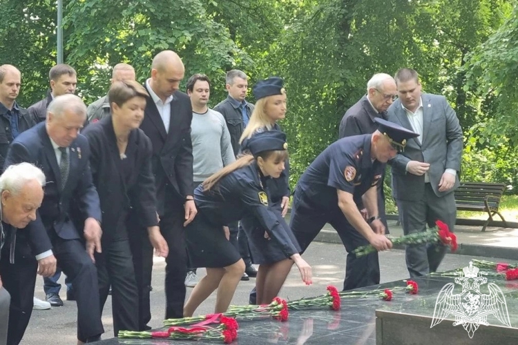 В Липецке росгвардейцы приняли участие в памятной акции, посвященной Международному дню защиты детей