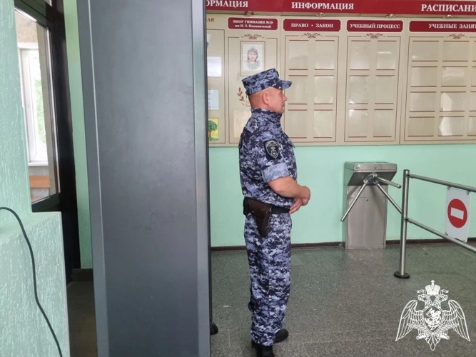 В Липецке росгвардейцы продолжают обеспечивать общественный порядок и безопасность школьников при проведении экзаменов