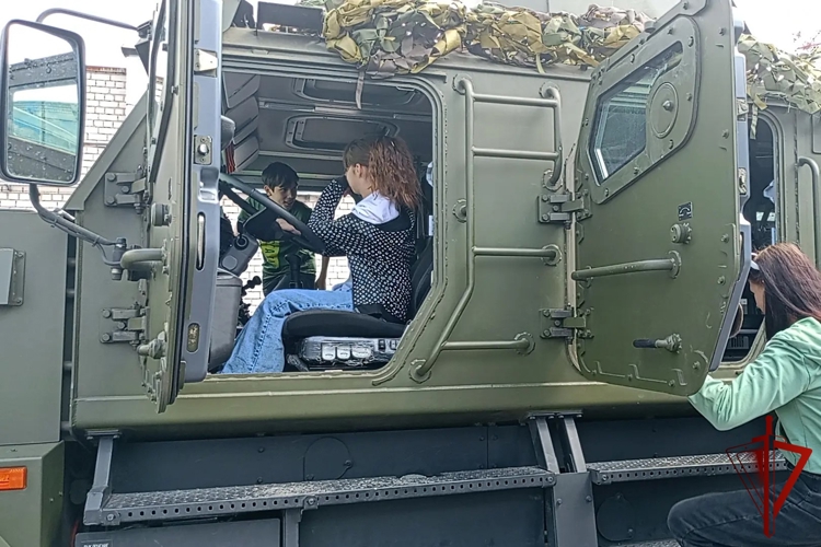 Росгвардейцы организовали экскурсию на базе ОМОН «Легион» для воспитанников кризисного центра
