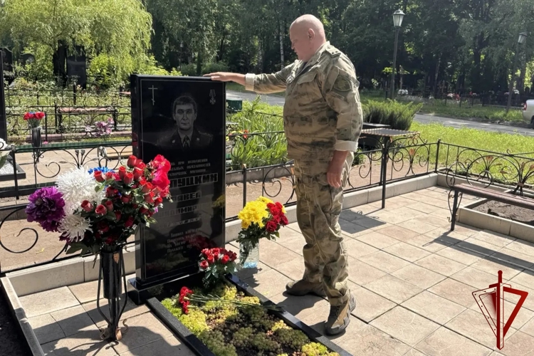В Липецке росгвардейцы почтили память погибшего сотрудника ОМОН