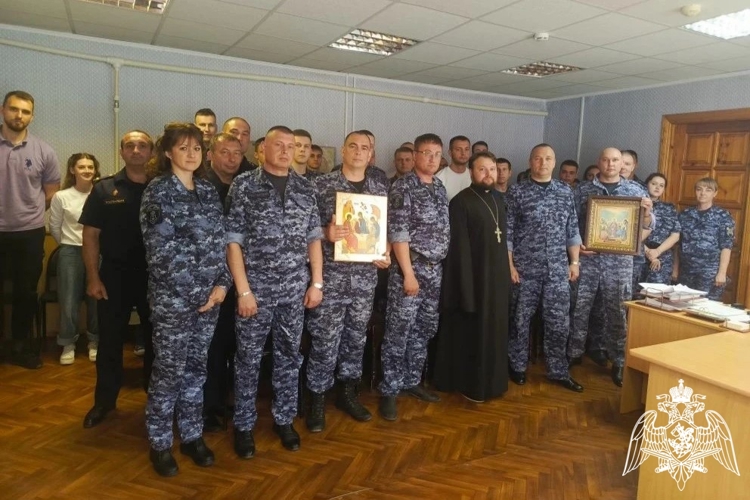 В Липецке в преддверии Дня Святой Троицы священнослужитель посетил подразделение Росгвардии