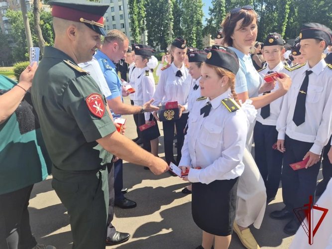 В Липецке росгвардейцы приняли участие в торжественной церемонии посвящения в кадеты в подшефной школе