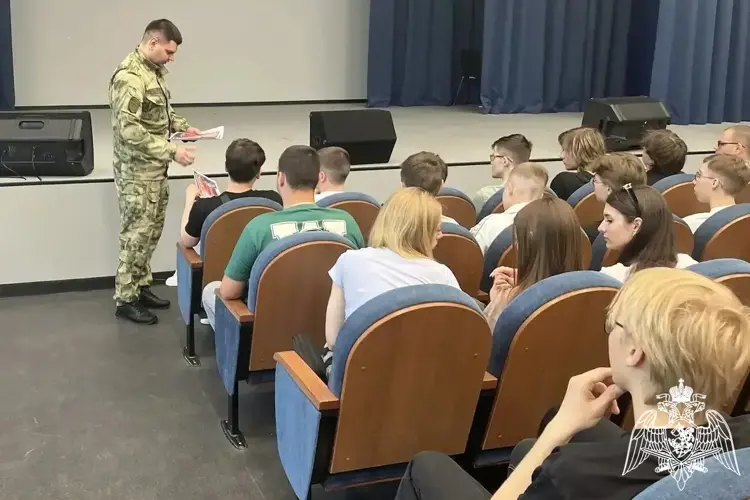 В Липецке росгвардеец рассказал выпусникам Липецкого металлургического колледжа о ведомстве и службе в Росгвардии 
