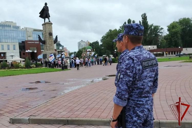 В Липецке росгвардейцы обеспечили правопорядок во время празднования Дня ВМФ России
