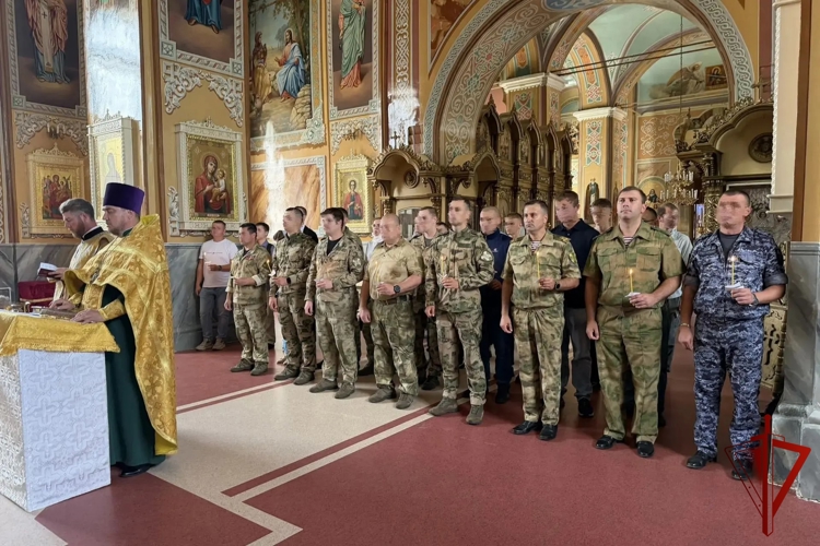 В Липецке росгвардейцы посетили богослужение в честь великого князя Владимира