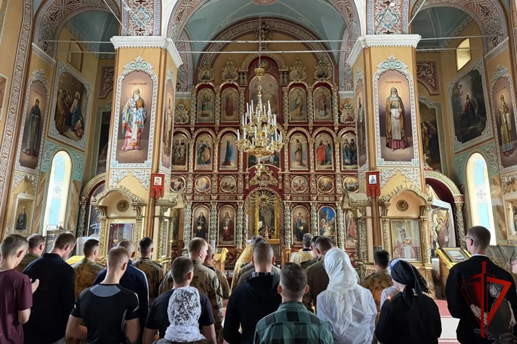 В Липецке росгвардейцы посетили богослужение в честь великого князя Владимира