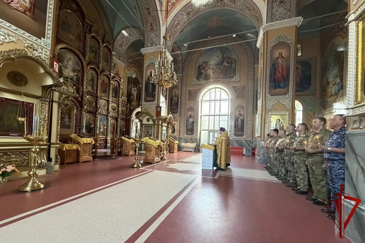 В Липецке росгвардейцы посетили богослужение в честь великого князя Владимира