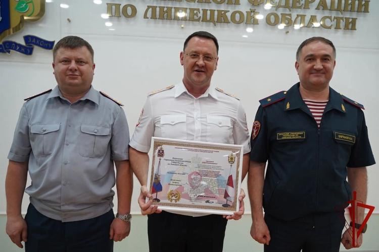 В Липецкой области начальник Управления Росгвардии поздравил Госавтоинспекцию региона с 90-летием 